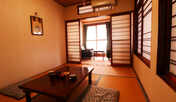 ■【本館 客室一例】温泉街に面した和室。畳の上で足を伸ばしてのんびりおくつろぎください。