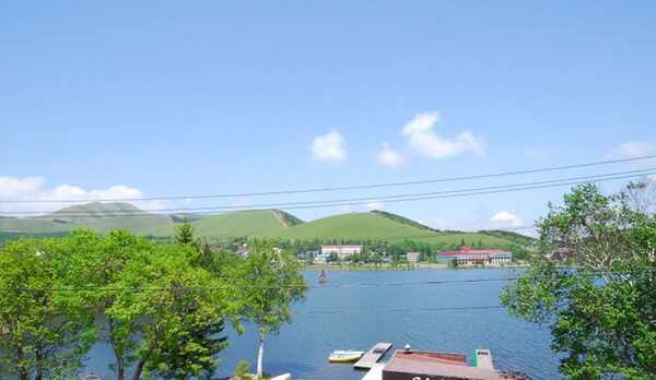 ・本館から見える景色。白樺湖が一望できます。