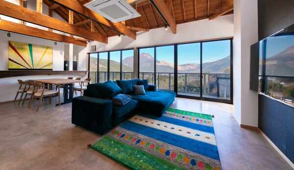 【特別室】広々としたお部屋の窓いっぱいに由布の景色が広がる特別室。