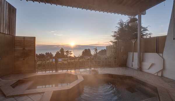 *【露天風呂】朝日を眺めながらの入浴も。