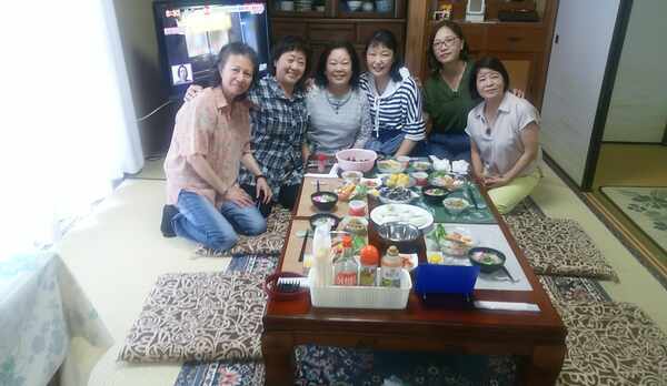 食事、女将と一緒に記念撮影