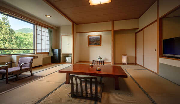 ■窓からは蔵王の自然が楽しめる和室