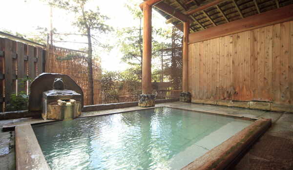 女性用露天風呂。名湯「白旗の湯」をゆっくりとお楽しみ下さい。