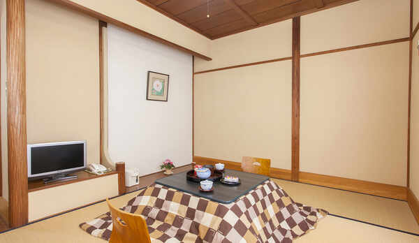 ・寒い季節はお部屋のおこたでほっこり♪静かに過ごせる和室(客室一例）