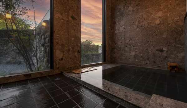 人目を気にせずゆったりとくつろげる個室温泉で、のんびりと温泉をお愉しみくださいませ。