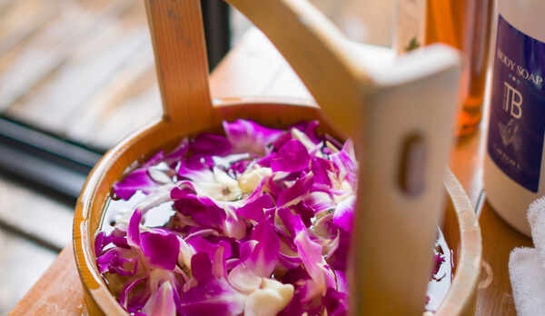 露天風呂にお花を。