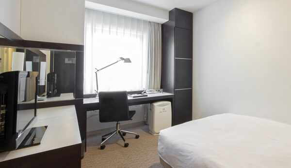 シングルルーム（16㎡）です☆ワイドサイズのシモンズベッドを完備！