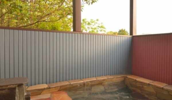 庭の貸切露天風呂（昼）