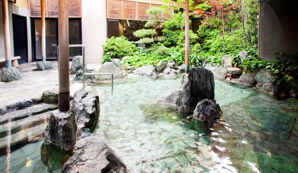 讃水館1階大浴場　露天風呂（昼）