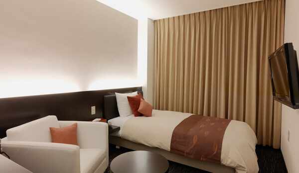 【シングルルーム】コンビニや駅・ビジネス街から近いため、ビジネスに最適なお部屋。