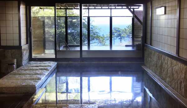 石壁浴槽が趣ある・室内温泉〜ナトリウム・カルシウム硫酸物泉　切り傷・保温・乾燥肌に〜