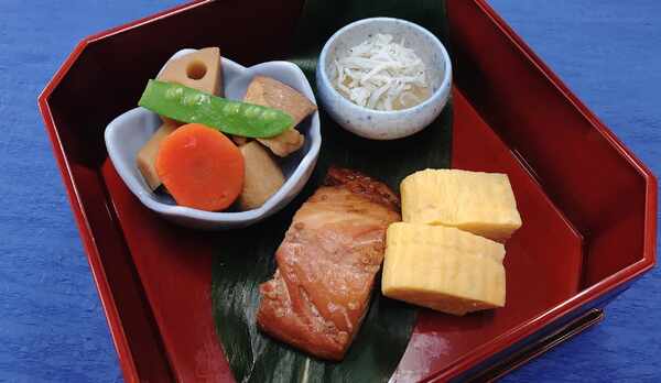 朝食イメージ−がめ煮、焼魚など