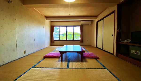 【和室10畳】落ち着いた雰囲気のお部屋。