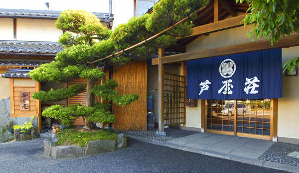 お車は、施設前の空きスペースにお停めください。　お疲れさまでした。どうぞお入りください。