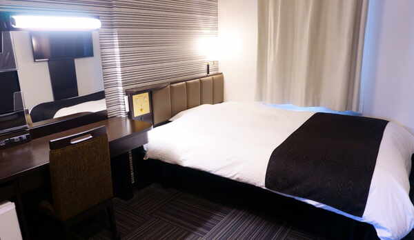 【シングルルーム】　広さ12.74㎡〜13.09㎡　ベッド幅141cm（ダブルベッド使用）