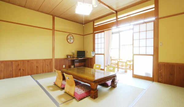 心落ち着く和室で都会の喧騒を離れお寛ぎください。（和室10畳）