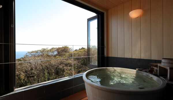 メゾネットタイプの客室付き半露天風呂ではこんな景色も独り占め。