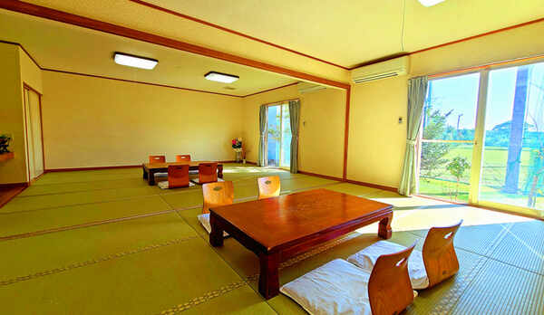 #２間続きのお部屋からはグランドが見渡せます