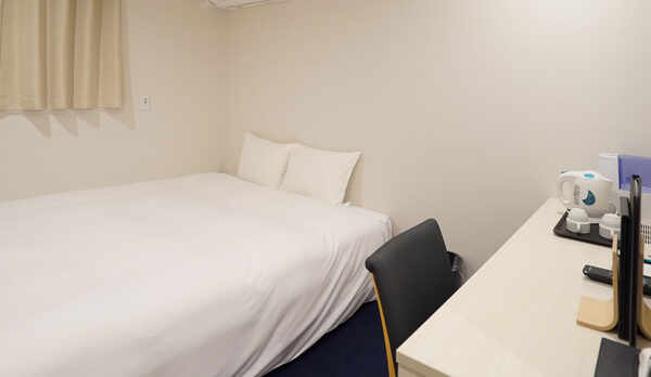 広めデスクと180cm幅のキングサイズベットのある　ビジネスルーム 14.5㎡