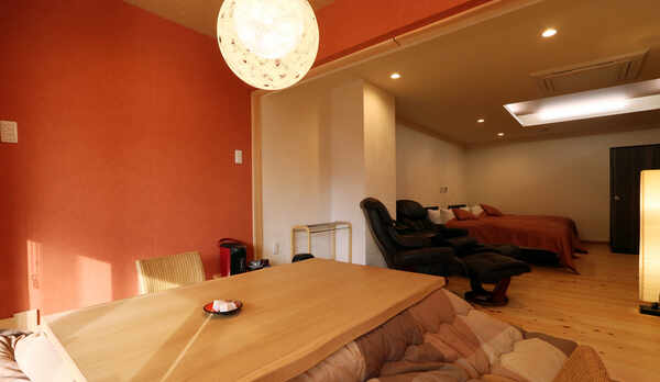 ◆≪総ひのき露天風呂付客室≫掘り炬燵があるゆったりとした寛ぎスペース