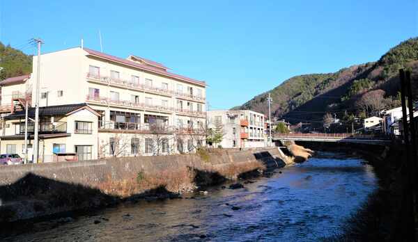 木曽川添いの当館