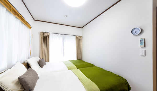 ・【寝室】シングル、セミダブルベッド1台ずつ完備。くっつけてのご利用も可