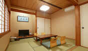 【客室】お部屋にはテレビ、お茶セットなどご用意がございます☆