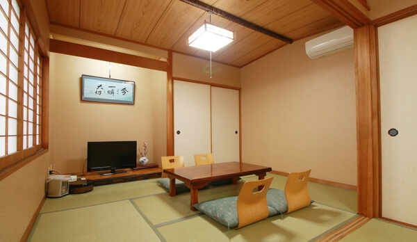 【客室】お部屋にはテレビ、お茶セットなどご用意がございます☆
