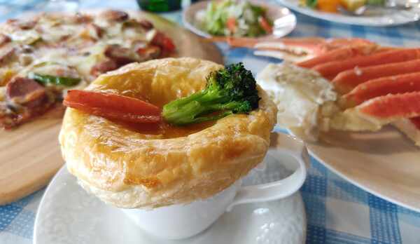 夕食に幸せをお届けします、手作りピザと香ばしい焼きズワイかにプラン