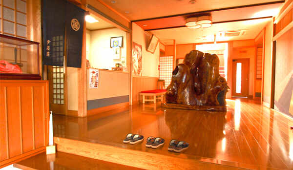 ロビーでは、ケヤキの巨木がお出迎え。