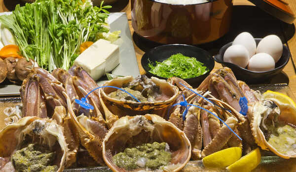 【カニ】生け簀から新鮮なまま取り上げられた活カニは、刺身や焼きガニなどお好みのスタイルで