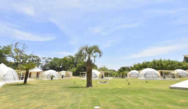 *【外観】青空の下で自然に囲まれながらゆったりと過ごせるグランピング施設です。