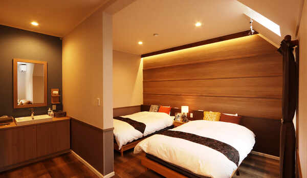 【客室】LEO。大型犬もストレスなく滞在できる広々ツインルームです。