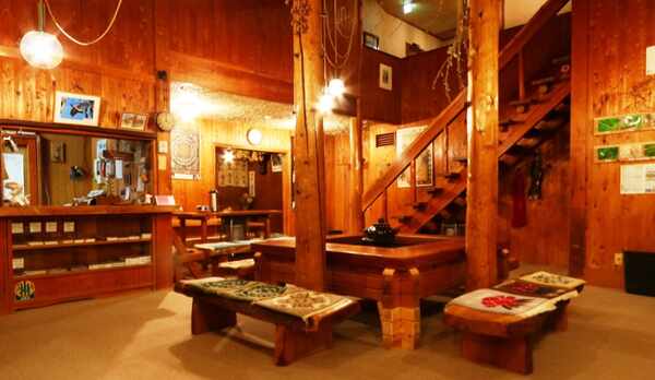 【館内】木のぬくもりを感じる館内