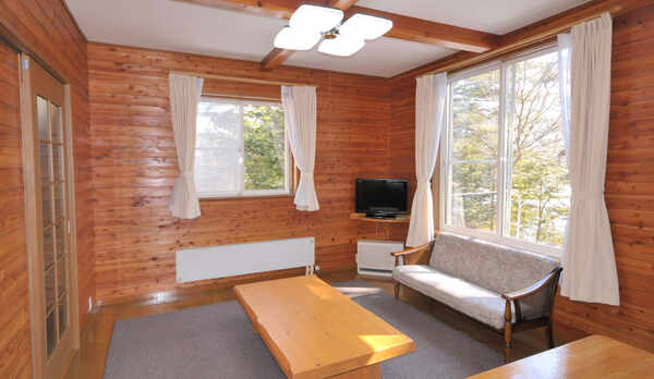 *3〜5名用IまたIIタイプ_外観（秋）／池に面した2階建、一戸建て庭付き （２ＬDＫ＋ベランダ）