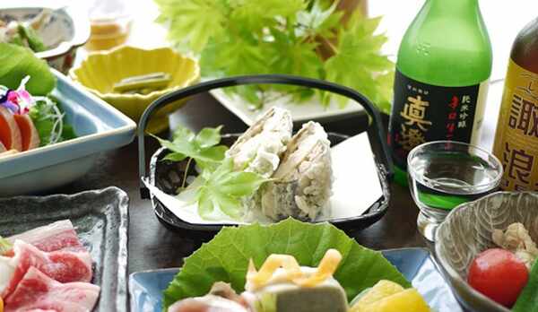 ・当館自慢の山郷会席一例。季節の旬な食事をご提供いたします。