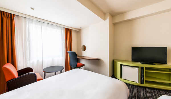 広々としたツインのお部屋には快適なチェアも備えており、ビジネス利用にも最適です