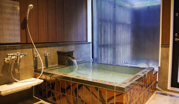 *貸切風呂／浴槽に益子焼のタイルを使用しております