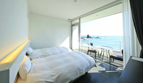 *【ツインルーム】大きい窓で開放的！海を感じられる贅沢なお部屋です