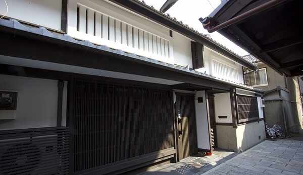 純白の漆喰壁に黒の京格子と堂々たる趣。