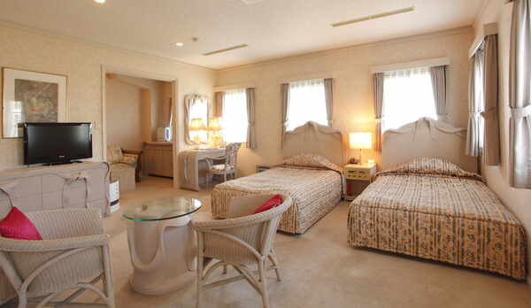 シックな雰囲気あるゲストルームでのんびりと（客室一例です）