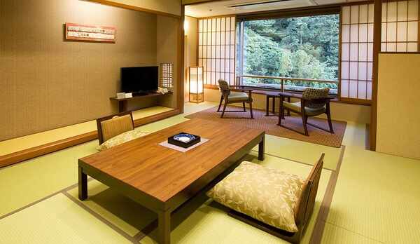 【山側 和室10畳】四季を感じる山の彩りが美しい山側のお部屋