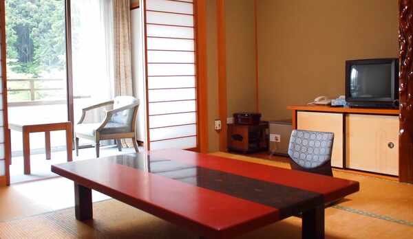 *【和室8畳のお部屋】全室トイレと洗面台完備。窓を開けると山風が心地いい。