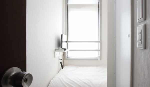 シングルルーム。ベッドとシャワールームの簡易的なつくりになっています。