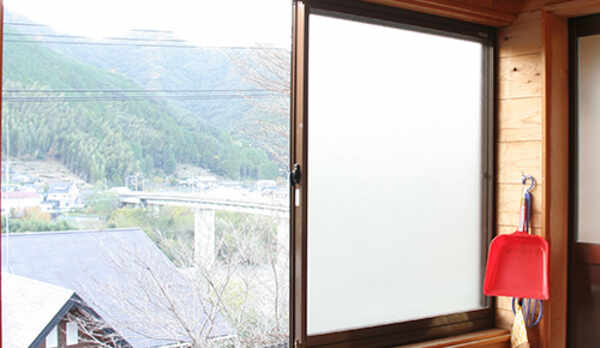 【2人用バンガロー一例】窓の外には自然が広がります。