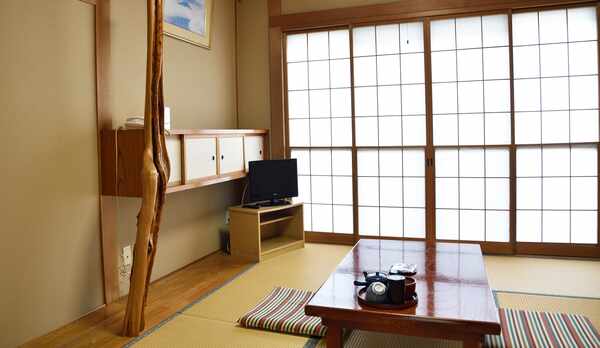 ・お庭が臨める和室6畳のお部屋です(新館)