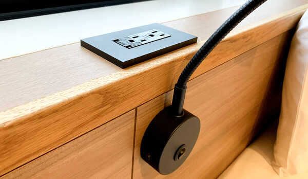 【ダブルスタンダード】枕元にはコンセント完備。