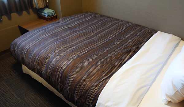 シングルルーム　ベッドサイズ140&times;196(cm)ゆったりご利用頂きます。