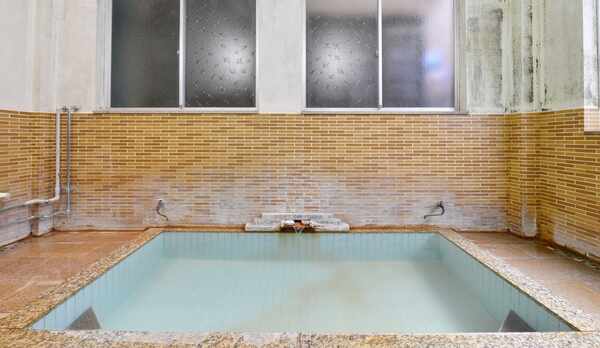 *お風呂/吹き抜けの天井から入る心地良い風を肌で感じながら天然温泉で癒しのひと時を。