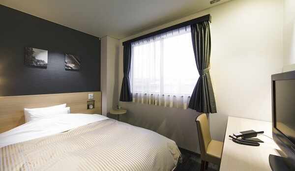 シングルルーム（クイーンベッド）・最上級の眠りをご提供するシモンズのベッドを使用（全室）　